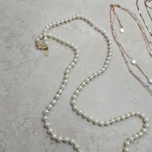 Elegant Pearl and Gold Necklace Set - Picture 2 of 5